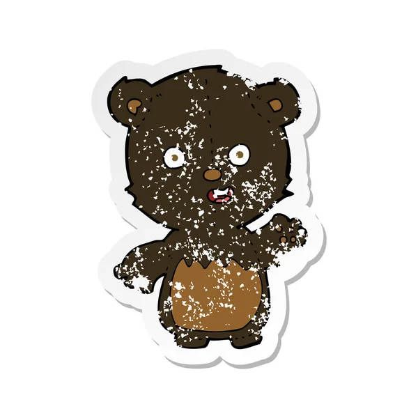 Ρετρό αναξιοπαθούντα αυτοκόλλητο από μια γελοιογραφία κυματίζει μαύρη αρκούδα cub — Διανυσματικό Αρχείο