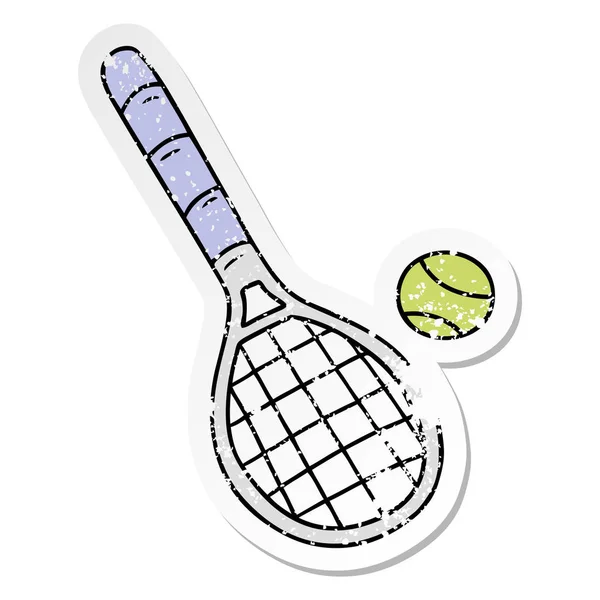 Pegatina angustiado dibujos animados garabato raqueta de tenis y pelota — Archivo Imágenes Vectoriales