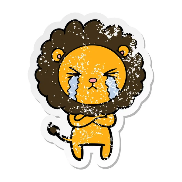 一个卡通哭闹的狮子与交叉的武器苦恼的贴纸 — 图库矢量图片