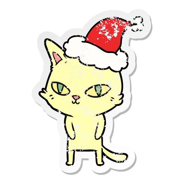 手绘苦恼贴纸猫与明亮的眼睛戴圣诞老人帽子 — 图库矢量图片