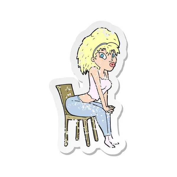 Autocollant Détresse Rétro Une Femme Dessin Animé Posant Sur Chaise — Image vectorielle