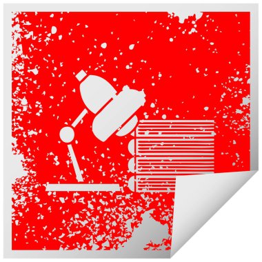 sıkıntılı kare peeling etiket sembolü bir çalışma kitapları ve lamba