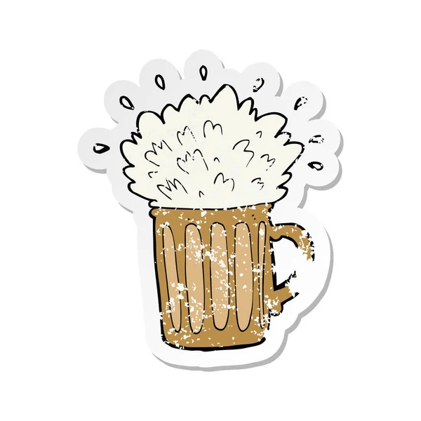 Pegatina retro angustiado de una cerveza espumosa de dibujos animados — Vector de stock