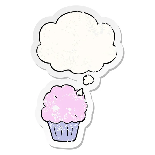 Cartone animato cupcake e bolla pensiero come un adesivo indossato angosciato — Vettoriale Stock