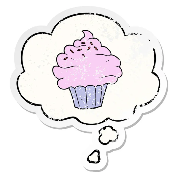 Cupcake dessin animé et bulle de pensée comme un autocollant usé en détresse — Image vectorielle