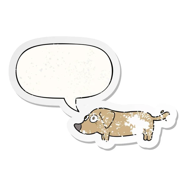 Petit chien dessin animé et bulle de la parole autocollant affligé — Image vectorielle