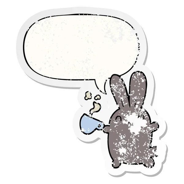 Lindo conejo de dibujos animados y taza de café y burbuja del habla angustiado — Archivo Imágenes Vectoriales