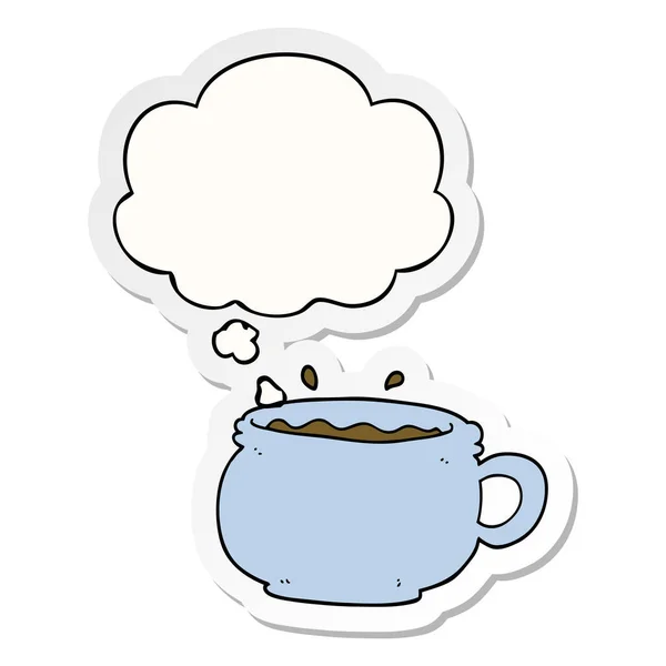 Taza de café caliente de dibujos animados y burbuja de pensamiento como una pegatina impresa — Vector de stock