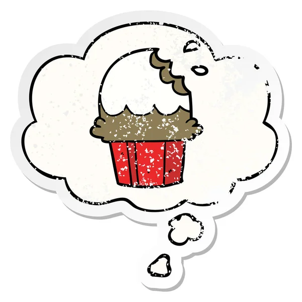 Cupcake de dibujos animados y burbuja de pensamiento como una pegatina desgastada angustiada — Vector de stock