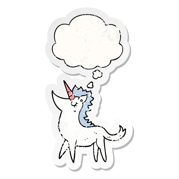 Karikatür tek boynuzlu at ve sıkıntılı yıpranmış etiket olarak kabarcık düşünce — Stok Vektör