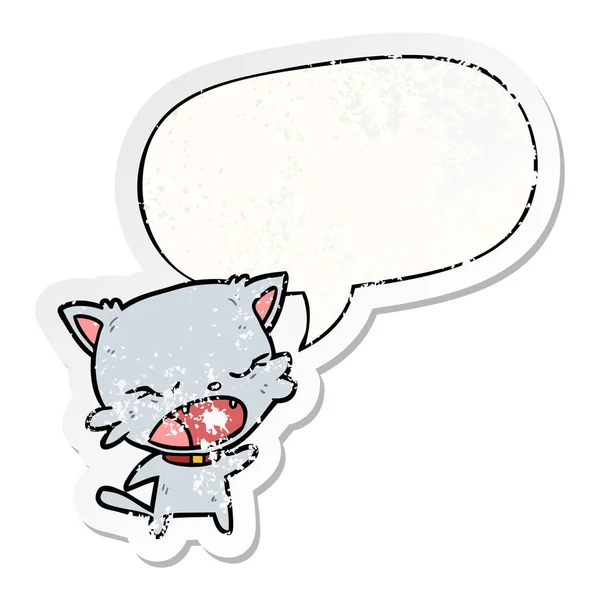 Bonito desenho animado gato falando e fala bolha angustiado adesivo — Vetor de Stock