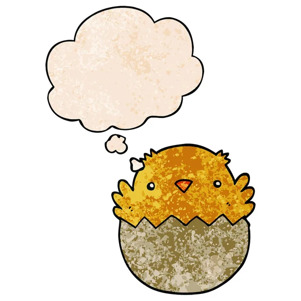 Cartoon Chick uitbroeden van ei en gedachte bubble in grunge tex — Stockvector