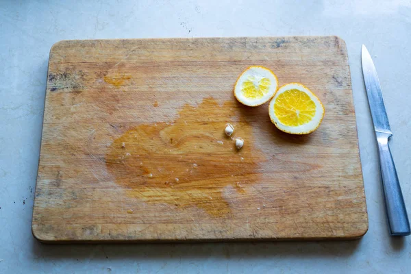 Bir ahşap tahta üzerinde sarı limon dilimleri.