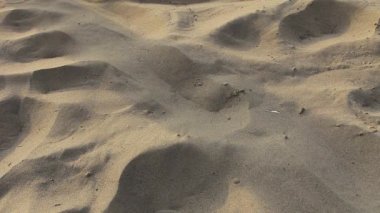 Altın kum plaj, kum adım ayak yürürken ayakları.