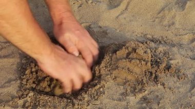 Adam kumdan kale nehirde oluşturur