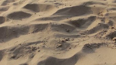 Altın kum plaj, kum adım ayak yürürken ayakları.