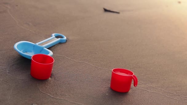 水でビーチで砂の上プラスチック玩具 — ストック動画