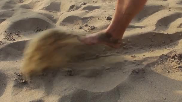 ビーチで金色の砂の上を歩いて足でステップの足の砂します — ストック動画