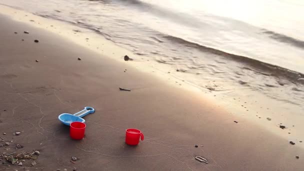물에서 해변에서 모래에 플라스틱 장난감 — 비디오