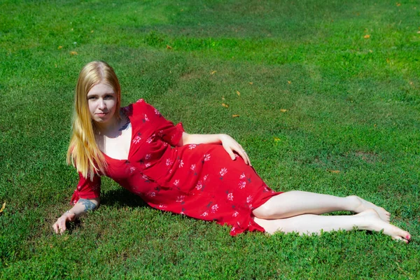 Menina Estão Sentados Grama Verde Fundo Das Árvores — Fotografia de Stock