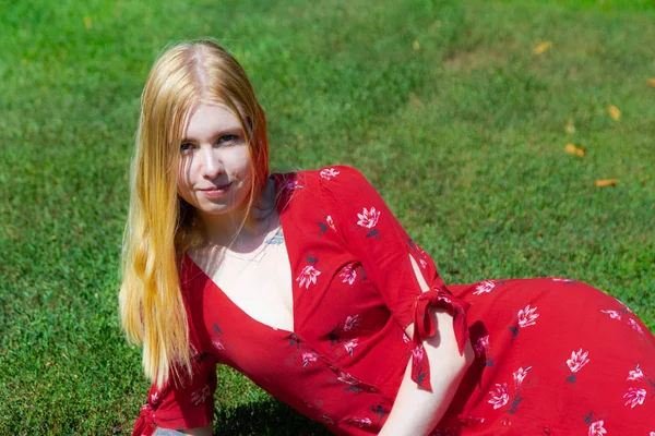 Menina Estão Sentados Grama Verde Fundo Das Árvores — Fotografia de Stock