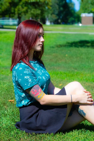 Menina Estão Sentados Grama Verde Fundo Das Árvores — Fotografia de Stock