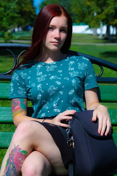 Girl Sitting Green Grass Background Trees — Φωτογραφία Αρχείου