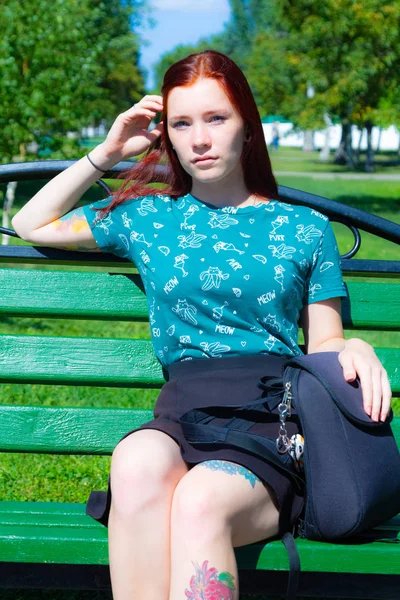 Girl Sitting Green Grass Background Trees — Stock fotografie