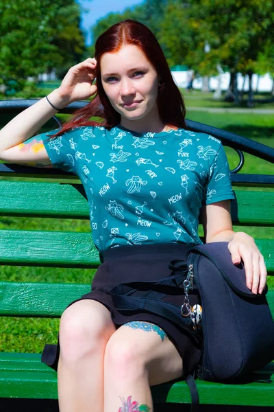 Girl Sitting Green Grass Background Trees — Φωτογραφία Αρχείου