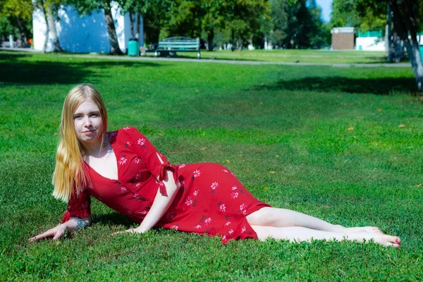 Menina Estão Sentados Grama Verde Fundo Das Árvores — Fotografia de Stock