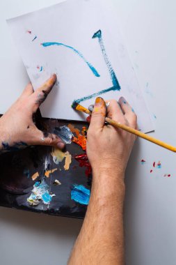 Paint'te sanatçı eller kirli