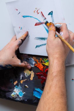 Paint'te sanatçı eller kirli