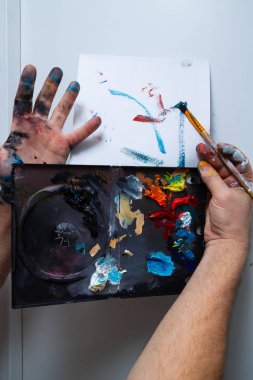 Paint'te sanatçı eller kirli