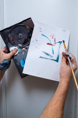 Paint'te sanatçı eller kirli