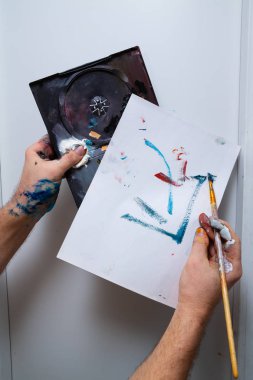 Paint'te sanatçı eller kirli