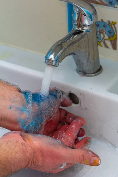 Paint'te sanatçı eller kirli