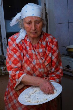 Mutfakta Büyükanne aşçılar köfte