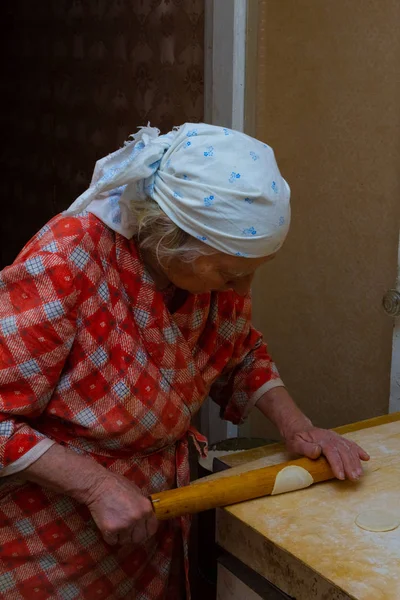 Großmutter Kocht Knödel Küche — Stockfoto