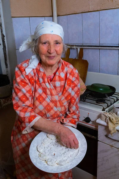 Mutfakta Büyükanne aşçılar köfte
