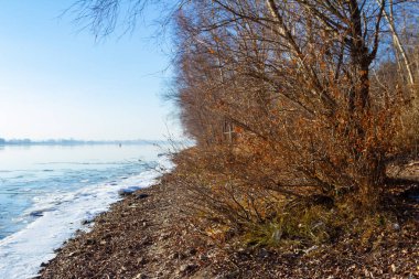 Donmuş nehir kıyısında