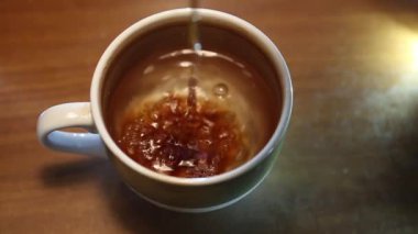 Büyük kupa kahve dökme