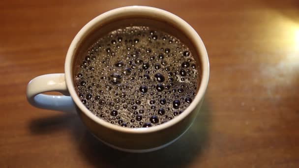 大きなマグカップでコーヒーにミルクを入れる — ストック動画