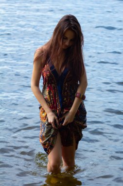 Elbise Ayakta ve Suda Poz Güzel Seksi Kız