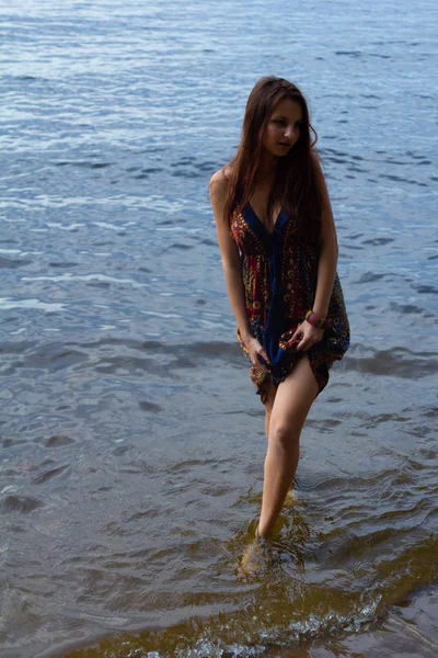 Όμορφη Σέξι Κορίτσι Στο Φόρεμα Στέκεται Και Ποζάρει Στο Νερό — Φωτογραφία Αρχείου