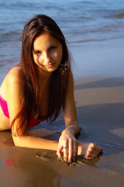 Pembe Bikini Yalan ve Sandy Beach Poz Güzel Seksi Kız