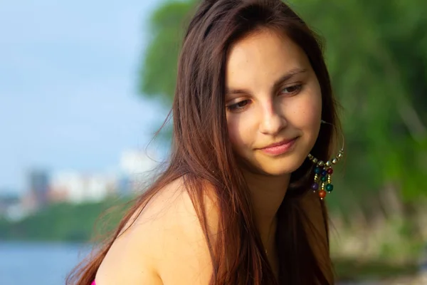 Menina Sexy Bonita Biquíni Rosa Deitado Posando Praia Areia — Fotografia de Stock