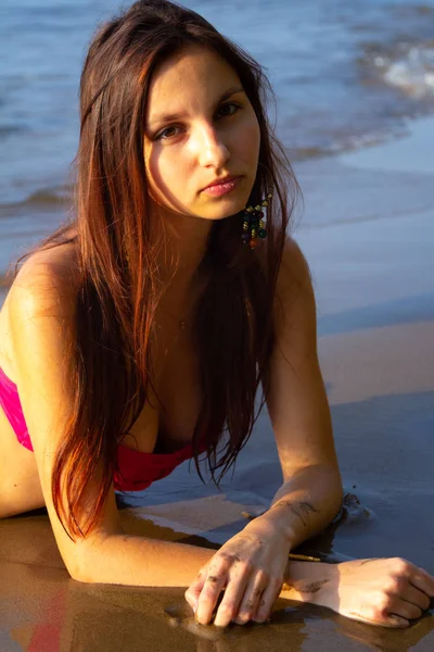 Menina Sexy Bonita Biquíni Rosa Deitado Posando Praia Areia — Fotografia de Stock