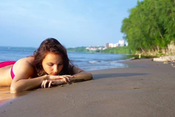 Menina Sexy Bonita Biquíni Rosa Deitado Posando Praia Areia — Fotografia de Stock