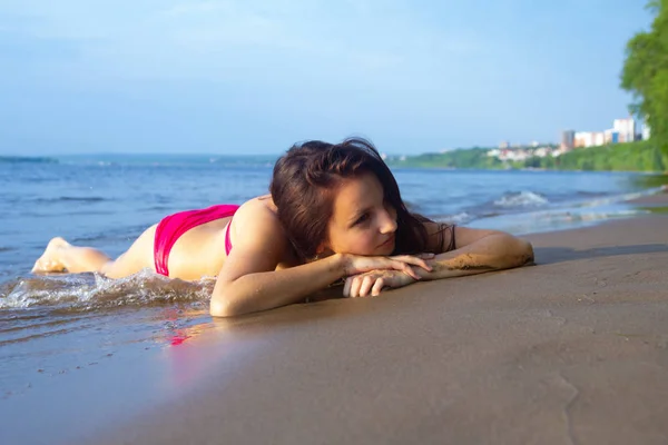 Belle Fille Sexy Bikini Rose Allongé Posant Sur Sandy Beach — Photo