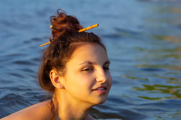 Schöne Sexy Mädchen Rosa Bikini Schwimmt Und Posiert — Stockfoto